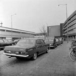 857672 Gezicht op de taxistandplaats bij het N.S.-station Rotterdam C.S. te Rotterdam.